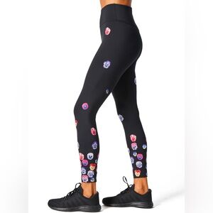 EUC Beautiful leggings with embroidered 3D flowers 🌸🌺🌷